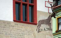 Inschrift auf dem Haus mit dem Hirschgeweih